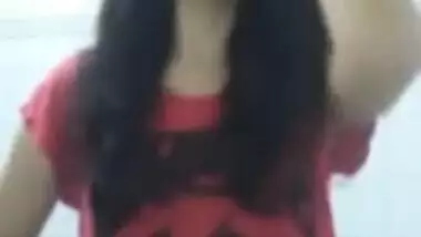 Indian Girl showing boobs saying “mujhe toh yaad hi nahi main bra nahi pahni hu”