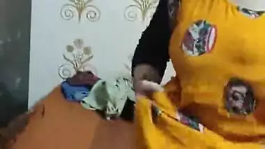 Sexy housewife removing cloths mms