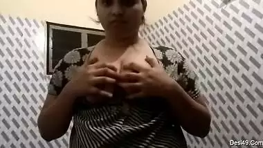 Desi girl thinks her boobies are sexy so she is bound to expose them