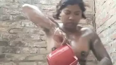 Bihari village Bhabhi nude bath video