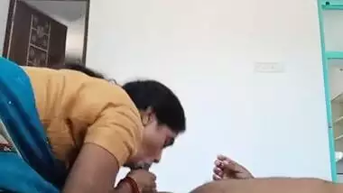 Mallu maid blowjob to her house owner with saree on