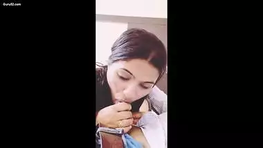 Delhi girl sucking lover cock