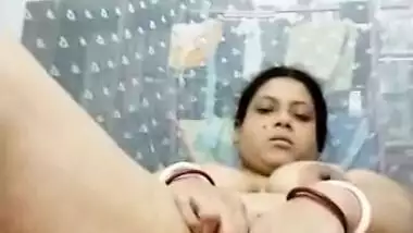 Unsatisfied Bengali housewife full nude show for lover