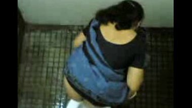 Cute Lady Pissing