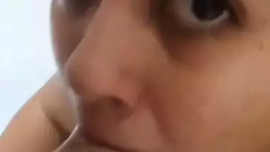 Seductive eyes girlfriend Indian blowjob in nudity