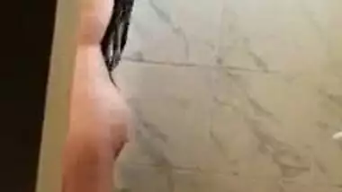 Hot Desi teen nude selfie bath video for teen lovers