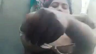 Unsatisfied big boobs bhabhi topless viral MMS