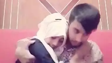 Cute Desi gf Kissing And Smooching(Look At her expressions)