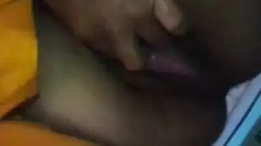 Desi sexy bhabi fing her pussy on toilet