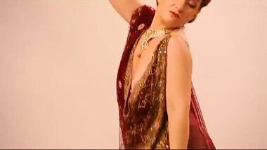 Nri aunty exposing deep cleavage latest photo shoot