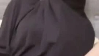 Arab Women From London Rubbing Her Pussy Trying To Cum 