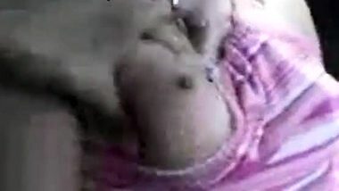 Sexy babe from Goa exposing her boobs in the car