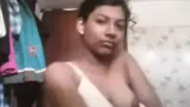 Video of Indian mom who tries to make online friend cum with boobs