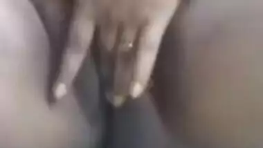 Curvy Desi village girl shows perky XXX tits and pussy in MMS clip