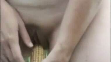 India se masturba en el campo 