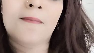 Super hot Indian bitch poking her pussy