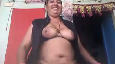 Rajasthani milf dances naked and shows her boobs in nude MMS