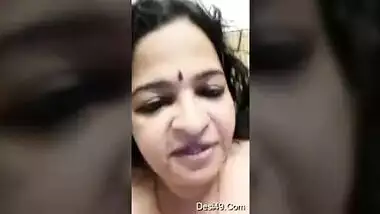 Desi Mallu Aunty Showing Her Boobs and Big Pussy