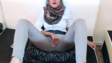 Hijabi playing with her pussy