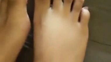 CUM ON MY MOM'S FEET(LOOK AT HER BROWN NAILS)