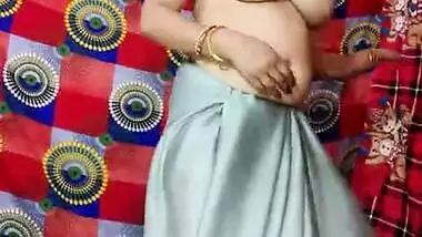 Nita boudi showing her sexy boobs