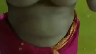 Desi wife show her boob