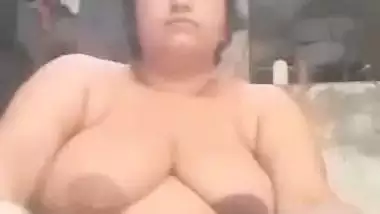 Chubby Indian aunty sex hungry nude viral clip