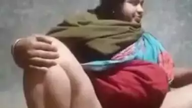 Desi village aunty show her pussy