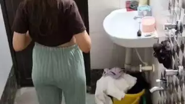 Neighbor girl boobs show before bathing viral MMS