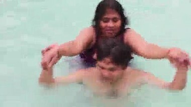 Hot sexy desi aunty showing assets in the pool
