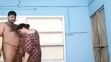 MMS video of mature Bhabhi having XXX affair with fat Desi neighbor