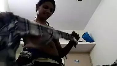Hot Desi babe shows tits while changing clothes