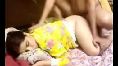 Desi horny wife in yellow shalwar suit continue...