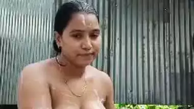 Massive boobs Bengali taking outdoor bath viral MMS