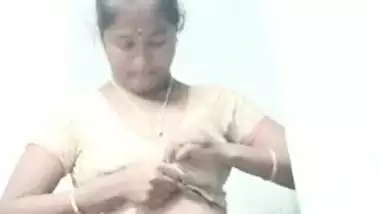 Modest Desi gal with saggy XXX tits changes clothes in front of cam