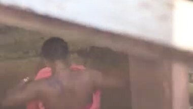 Desi village horny bhabhi nude bath show caught by