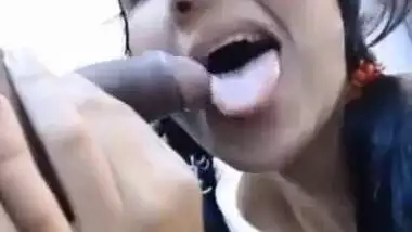 Hot blowjob of a nude desi college girl
