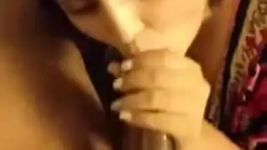 Hawt Indian sweetheart giving oral sex in Dark saree