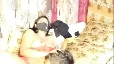 Sexy Indian bhabhi boobs pressing and pussy licking