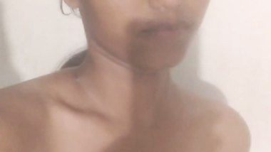 Cute desi college girl boobs show viral clip