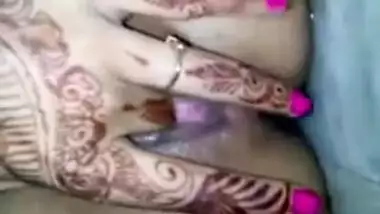 henna inked indian playing with her pussy