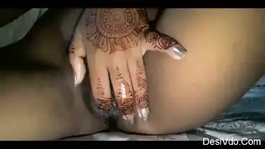 Horny desi babe fingering her juicy pussy in mehendi hand