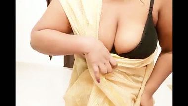 Sexy Indian aunty in traditional saree