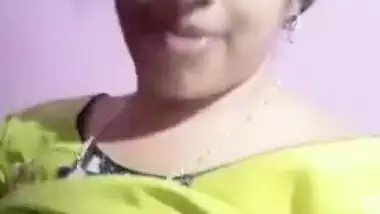 Aunty show her boobs 