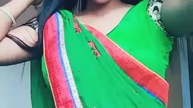 desi beauty in green saree exposing hot navel and bellybutton.