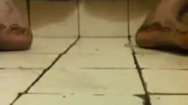 Desi girl fingering pussy in bathroom