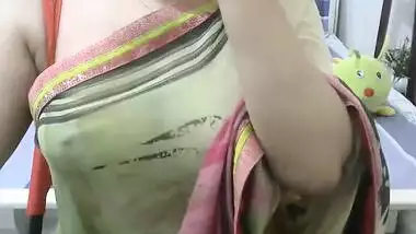 Sexy Bhabhi in Saree openning blouse Exposing Boobs