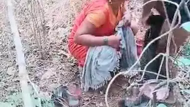 Village mature Bhabhi illicit sex with younger guy outdoors