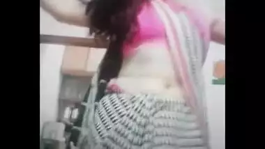 Cute bubbly college girl Anuradha hot navel show.