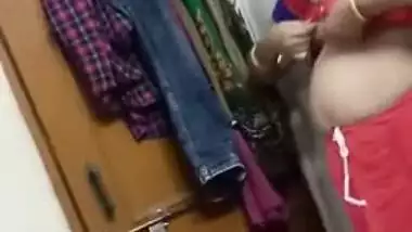 Sly dude makes XXX record of his nude Desi GF dressing after sex